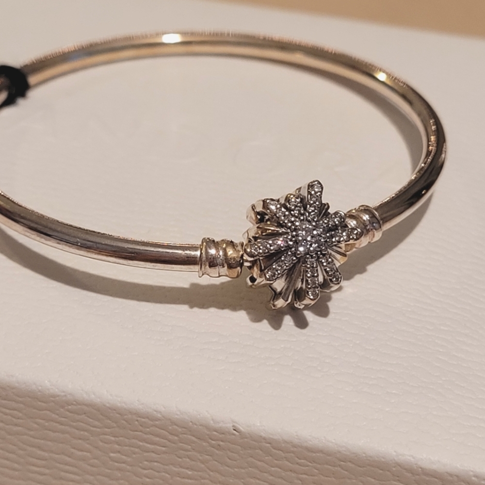 Bnwt pandora snowflake/firework bangle